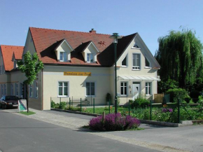 Отель Pension zur Post  Бад-Блумау